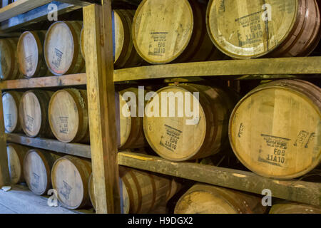 Loretto, KY, USA - 21. Oktober 2016: Fässer des Herstellers Mark Kentucky Bourbon auf Gestellen in Lager. Stockfoto