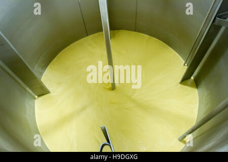 Innen Aluminium Gärung MwSt mit Mais-Brei und Wasser im Handwerk Bourbon Brennerei. Stockfoto