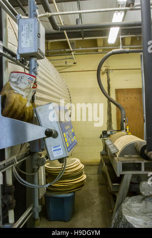 Cox Creek, KY, USA - 21. Oktober 2016: Bourbon Filtration System und Verschmelzung Mehrwertsteuer beim Abfüllen Anlage von vier Rosen-Brennerei. Stockfoto