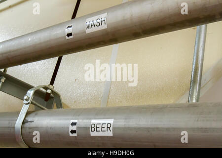 Innen moderne Gärung Raum mit Rohren für Maische und Bier in Bourbon Brennerei. Stockfoto