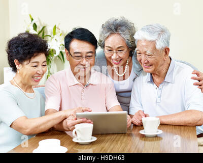 zwei leitende asiatische paar Blick auf Tablet-Computer, glücklich und lächelnd Stockfoto