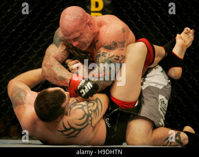 Tim Sylvia, kämpft links, Jeff Monson während der Ultimate Fighting Meisterschaft UFC 65 in der Arco Arena in Sacramento, Kalifornien, am 18. November 2006. Bildnachweis: Francis Specker Stockfoto