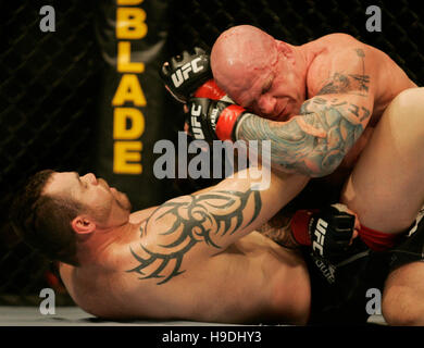 Tim Sylvia, kämpft links, Jeff Monson während der Ultimate Fighting Meisterschaft UFC 65 in der Arco Arena in Sacramento, Kalifornien, am 18. November 2006. Bildnachweis: Francis Specker Stockfoto