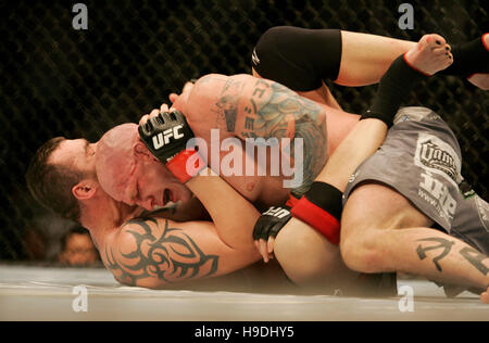 Tim Sylvia, kämpft links, Jeff Monson während der Ultimate Fighting Meisterschaft UFC 65 in der Arco Arena in Sacramento, Kalifornien, am 18. November 2006. Bildnachweis: Francis Specker Stockfoto