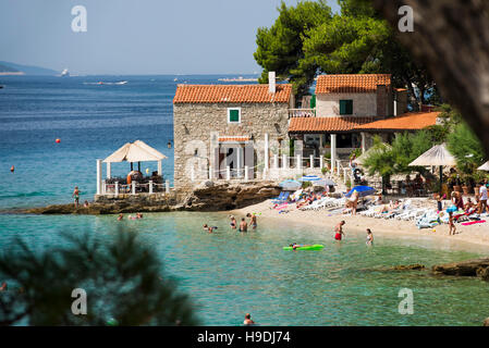 Bol, Kroatien - 7. Juli 2016: Strandbar & Restaurant Ribarska Kucica in Bol, Insel Brac. Berühmten Strand Zlatni Rat im Hintergrund Stockfoto