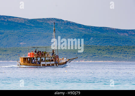 Touristenboot mit Gästen auf Sightseeing-Tour zwischen mediterranen Insel im Adriatischen Meer, Dalmatien, Kroatien Stockfoto