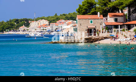 Bol, Kroatien - 7. Juli 2016: Strandbar & Restaurant Ribarska Kucica in Bol, Insel Brac. Berühmten Strand Zlatni Rat im Hintergrund Stockfoto