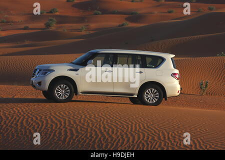 Nissan Patrol in der Wüste Abu Dhabi Emirate, Vereinigte Arabische Emirate Stockfoto