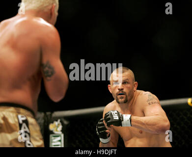 Chuck Liddell, Recht, kämpft Tito Ortiz bei der Ultimate Fighting Champion Championship UFC 66 in der MGM Grand Garden Arena in Las Vegas am 30. Dezember 2006. Bildnachweis: Francis Specker Stockfoto