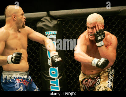 Tito Ortiz, Recht, kämpft Chuck Liddell in der Ultimate Fighting Champion Championship UFC 66 in der MGM Grand Garden Arena in Las Vegas am 30. Dezember 2006. Bildnachweis: Francis Specker Stockfoto