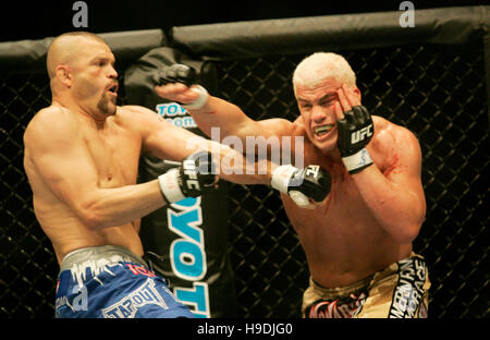 Tito Ortiz, Recht, kämpft Chuck Liddell in der Ultimate Fighting Champion Championship UFC 66 in der MGM Grand Garden Arena in Las Vegas am 30. Dezember 2006. Bildnachweis: Francis Specker Stockfoto