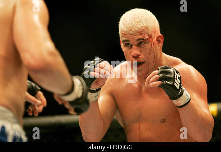 Tito Ortiz, Recht, kämpft Chuck Liddell in der Ultimate Fighting Champion Championship UFC 66 in der MGM Grand Garden Arena in Las Vegas am 30. Dezember 2006. Bildnachweis: Francis Specker Stockfoto