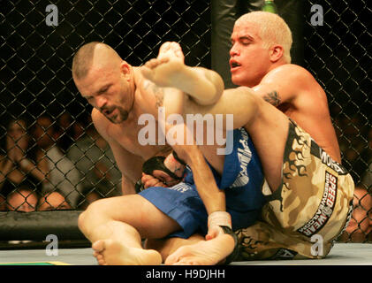 Tito Ortiz, Recht, kämpft Chuck Liddell in der Ultimate Fighting Champion Championship UFC 66 in der MGM Grand Garden Arena in Las Vegas am 30. Dezember 2006. Bildnachweis: Francis Specker Stockfoto