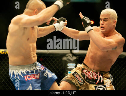 Tito Ortiz, Recht, kämpft Chuck Liddell in der Ultimate Fighting Champion Championship UFC 66 in der MGM Grand Garden Arena in Las Vegas am 30. Dezember 2006. Bildnachweis: Francis Specker Stockfoto