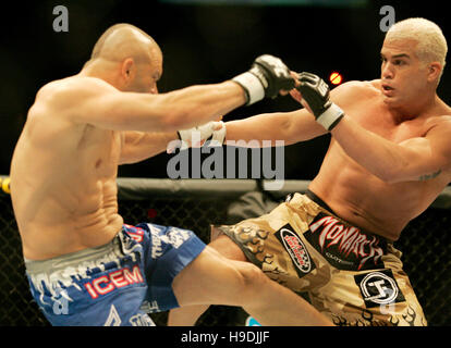 Tito Ortiz, Recht, kämpft Chuck Liddell in der Ultimate Fighting Champion Championship UFC 66 in der MGM Grand Garden Arena in Las Vegas am 30. Dezember 2006. Bildnachweis: Francis Specker Stockfoto