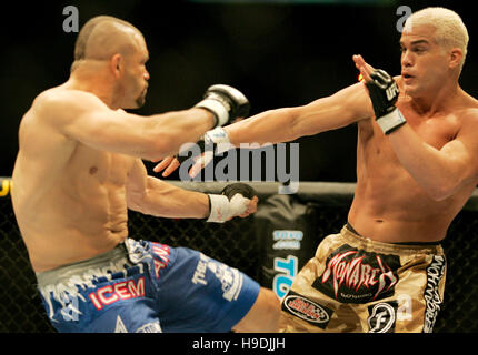 Tito Ortiz, Recht, kämpft Chuck Liddell in der Ultimate Fighting Champion Championship UFC 66 in der MGM Grand Garden Arena in Las Vegas am 30. Dezember 2006. Bildnachweis: Francis Specker Stockfoto