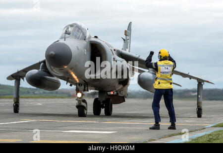 RNAS Culdrose trainiert Flugzeugabfertiger für Operationen auf zukünftige Flugzeugträger Stockfoto