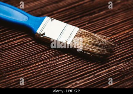Pinsel auf dunklem Holz Hintergrund zu malen. Stockfoto