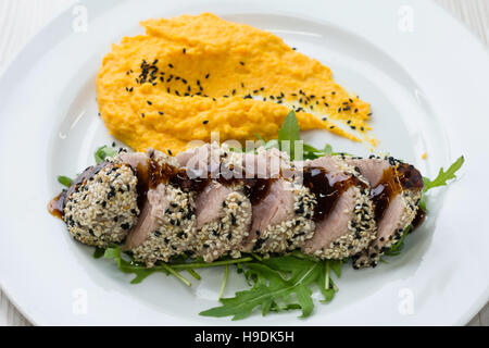 Thunfisch-Steak mit Sesam und Süßkartoffelpüree Stockfoto