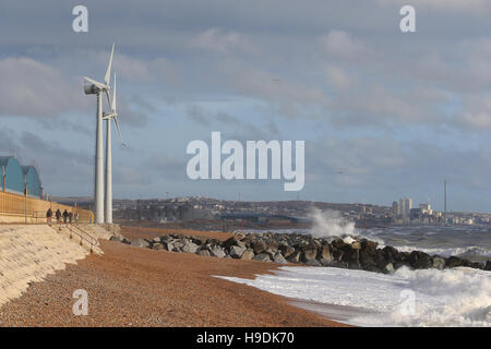 Windkraftanlagen an der Küste am Hafen von Shoreham. 21. November 2016. Stockfoto