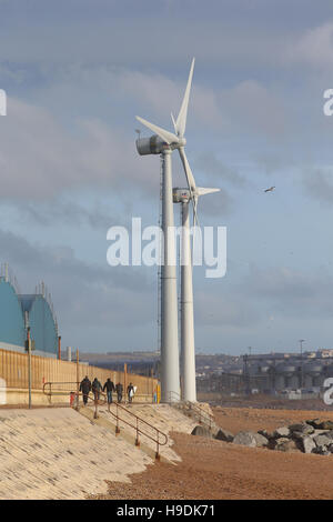 Windkraftanlagen an der Küste am Hafen von Shoreham. 21. November 2016. Stockfoto