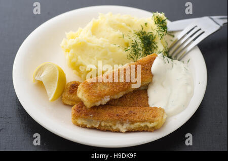 Fischstäbchen mit Kartoffelpüree Stockfoto