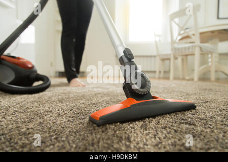 Nahaufnahme der Staubsauger Bürste auf dem Teppich Stockfoto