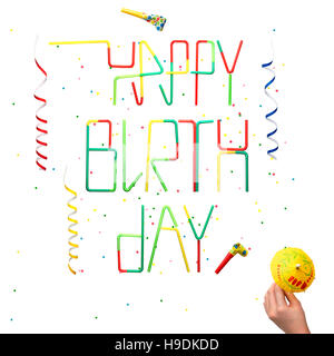 Kreative Stillleben Foto von alles Gute zum Geburtstag Schild made of cocktail Strohhalme mit Konfetti und Serpentin isoliert auf weiss. Stockfoto