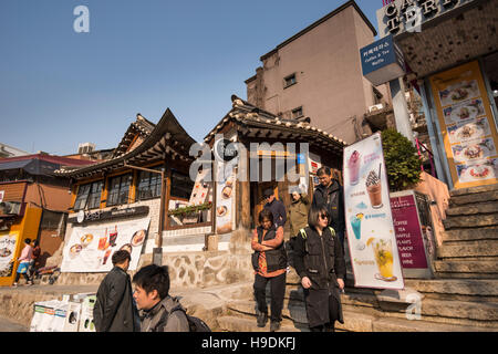 Touristen in Bukchon Dorf wo alte traditionelle koreanische Häuser gefunden, Seoul, Korea Stockfoto