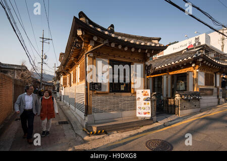 Touristen in Bukchon Dorf wo alte traditionelle koreanische Häuser gefunden, Seoul, Korea Stockfoto