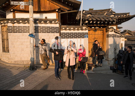 Touristen in Bukchon Dorf wo alte traditionelle koreanische Häuser gefunden, Seoul, Korea Stockfoto