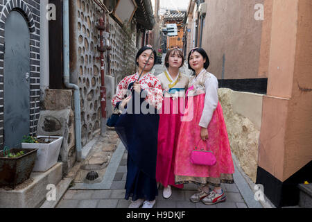 3 Junge Frauen tragen traditionelle koreanische Tracht selfies, das Dorf Bukchon Hanok, Seoul, Korea Stockfoto