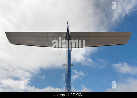 Flugzeug Flügel Geschichte Ansicht von unten mit blauem Himmel. Horizontale Stockfoto