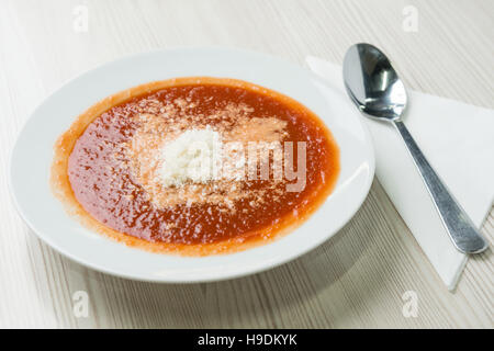 Tomatensuppe mit geriebenem Parmesankäse obenauf Stockfoto