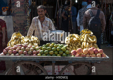 Eine indische Straße Verkäufer verkaufen Früchte auf seine Frucht-Wagen in Pushkar Rajasthan Indien Stockfoto