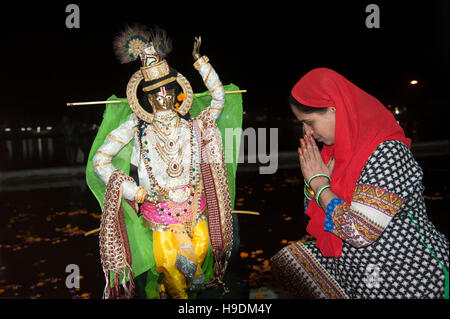 Aarti rituelle Hindu-Frau Pilger beten am Heiligen Pushkar Lake Pushkar, Rajasthan, Indien, Asien Stockfoto