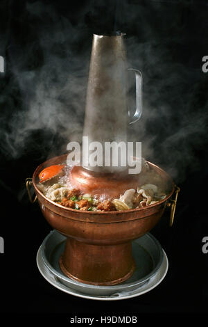 Hot Pot von frischem Rindfleisch und Krabben in Peking Art Stockfoto
