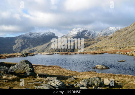 Das Scafell massiv aus drei Gebirgsseen Nordwestgrat bis Crinkle Crags im englischen Lake District Nationalpark Stockfoto