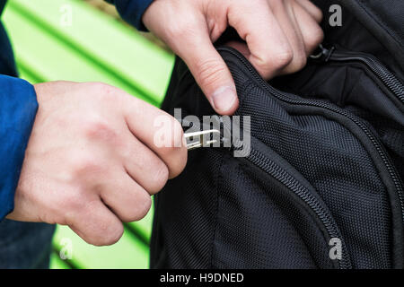Nahaufnahme der Hand schließen Reißverschluss an Rucksack, Tasche Stockfoto