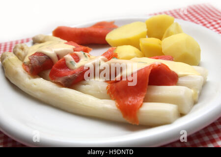 Geräucherter Lachs mit Spargel und Kartoffeln Stockfoto