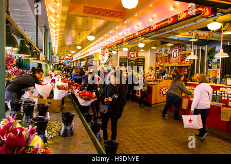 Blumen zum Verkauf am Pike Place Market in Seattle, Washington, USA Stockfoto