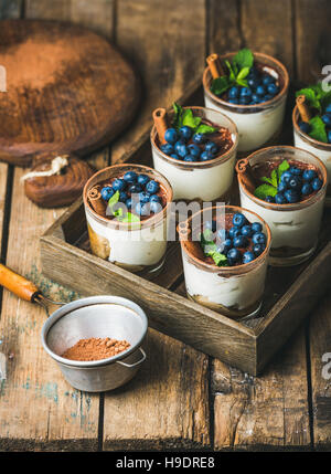 Hausgemachte Tiramisu Dessert in Gläser mit frischen Beeren und Minze Stockfoto
