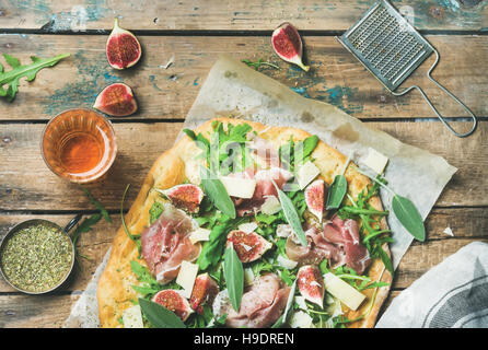 Fig, Prosciutto, Rucola, Salbei Fladenbrot Pizza und Roséwein Stockfoto