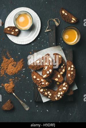 Dunkle Schokolade Biscotti mit Mandeln und Kaffee espresso Stockfoto