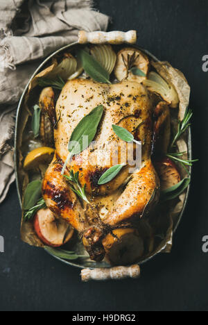 Ganzes Huhn Ofen gebraten mit Äpfeln, Zwiebeln und Salbeiblätter Stockfoto