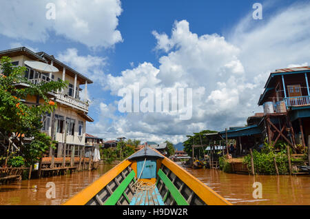 Bootsfahrt auf dem Inle-See, rund um die schwimmenden Dörfer und Felder des Sees Stockfoto