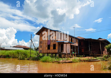 Bootsfahrt auf dem Inle-See, rund um die schwimmenden Dörfer und Felder des Sees Stockfoto