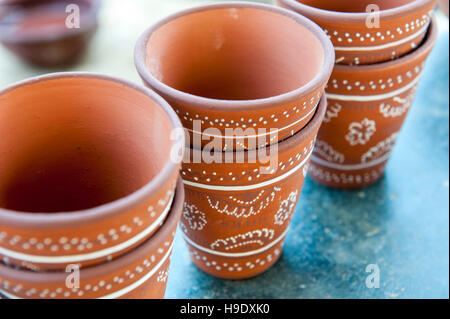 Ton cups durch eine meghwal tribal Frau gemacht, eine muslimische Gemeinde, die in der Wüste Thar Leben als Vieh Hirten, Gujarat, Indien. Stockfoto