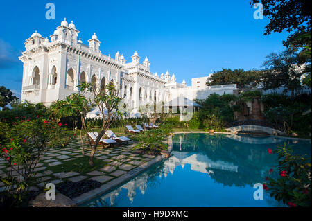 Das Schwimmbad im falaknuma Palace Hotel in Hyderabad, Indien, einen Skorpion geformte Herrenhaus mit der Bedeutung "Spiegel des Himmels". Indien. Stockfoto