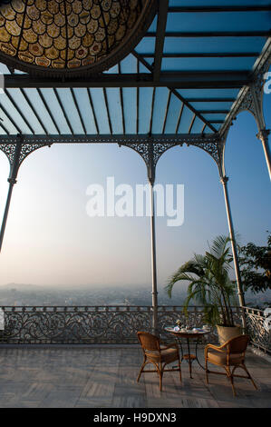 Die terrasse Falaknuma Palace in Hyderabad, Indien. Stockfoto